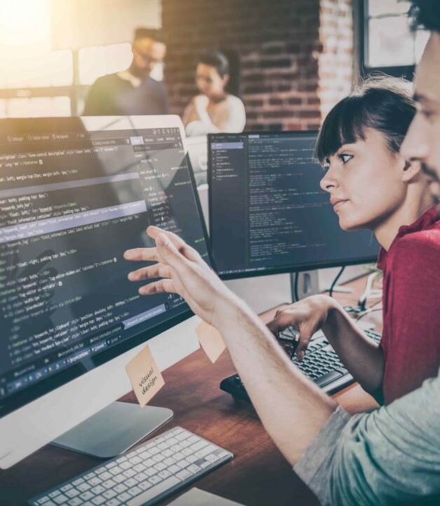 business-628-s Zwei Entwickler, die sich Code am Bildschirm anschauen